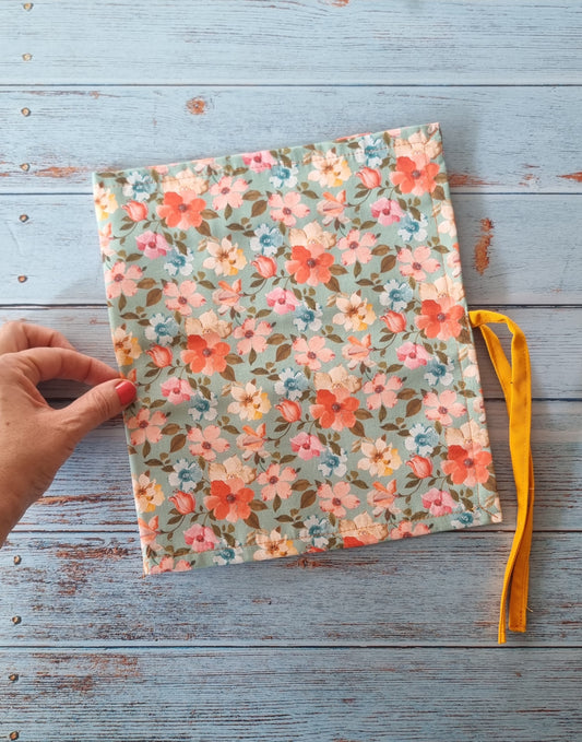 Estuche Bruno  /Flores fondo celeste